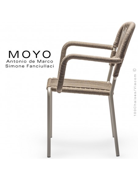 Fauteuil chic d'extérieur design MOYO, structure acier peint sable, assise tressage corde cuivre.