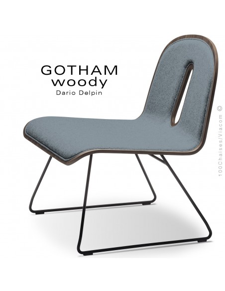 Chaise GOTHAM WOODY lounge, piétement noir, assise et dossier noyer, tissu 7001bleu.