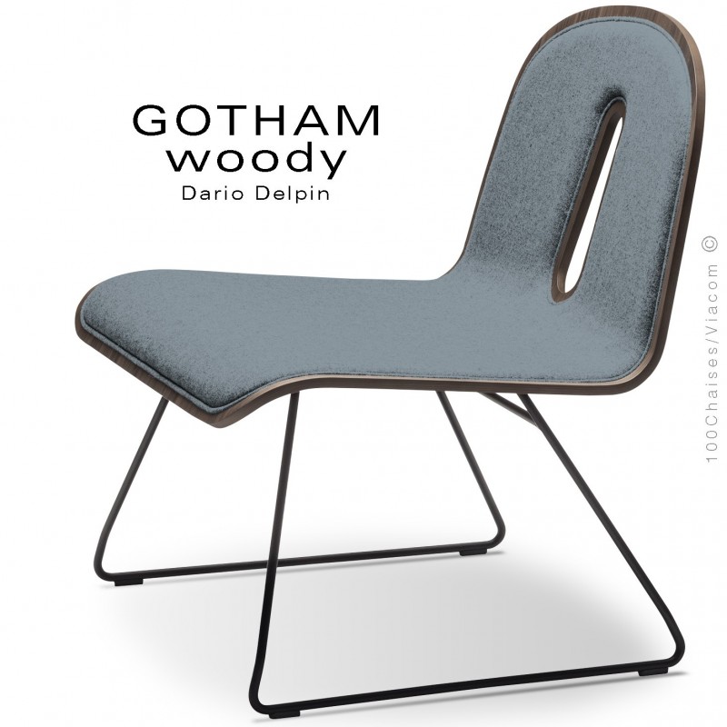 Chaise GOTHAM WOODY lounge, piétement noir, assise et dossier noyer, tissu 7001bleu.