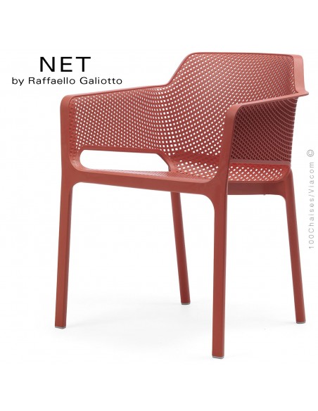 Fauteuil design NET, structure et assise plastique couleur rouge.