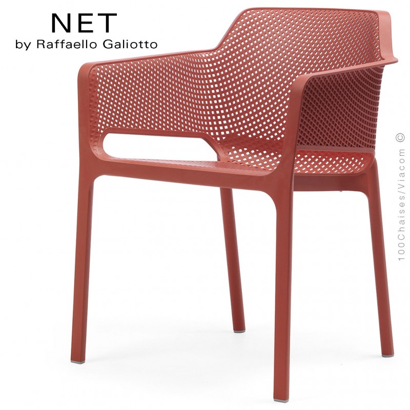 Fauteuil design NET, structure et assise plastique couleur rouge.