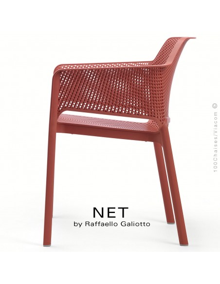 Fauteuil design NET, structure et assise plastique couleur rouge.