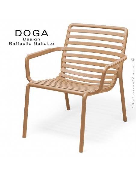 Fauteuil lounge design DOGA relax, structure et assise plastique monobloc couleur café.