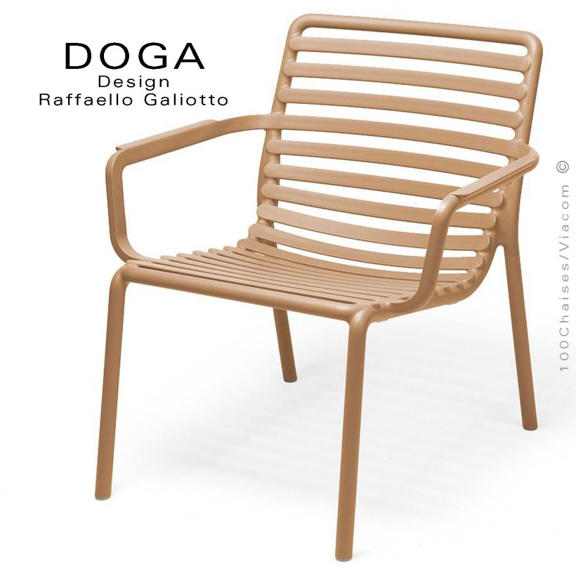 Fauteuil lounge design DOGA relax, structure et assise plastique monobloc couleur café.