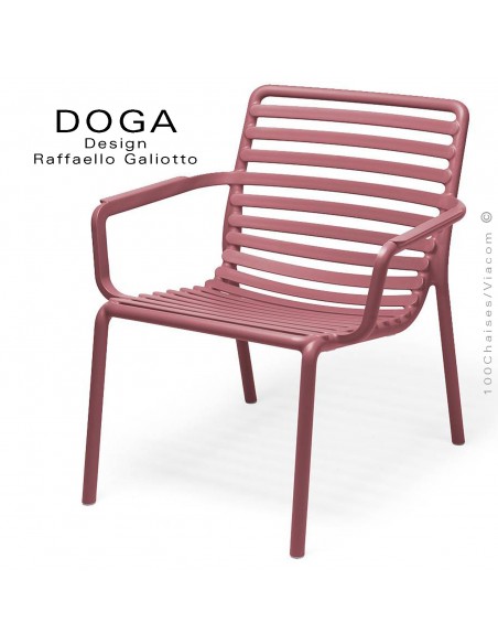 Fauteuil lounge design DOGA relax, structure et assise plastique monobloc couleur rouge Marsala.