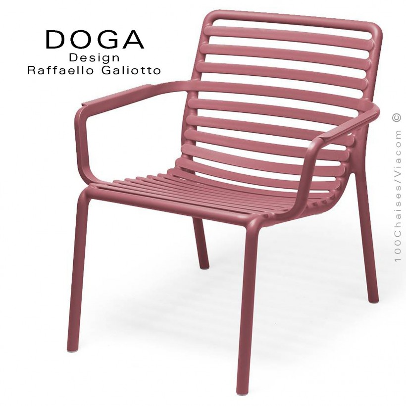 Fauteuil lounge design DOGA relax, structure et assise plastique monobloc couleur rouge Marsala.