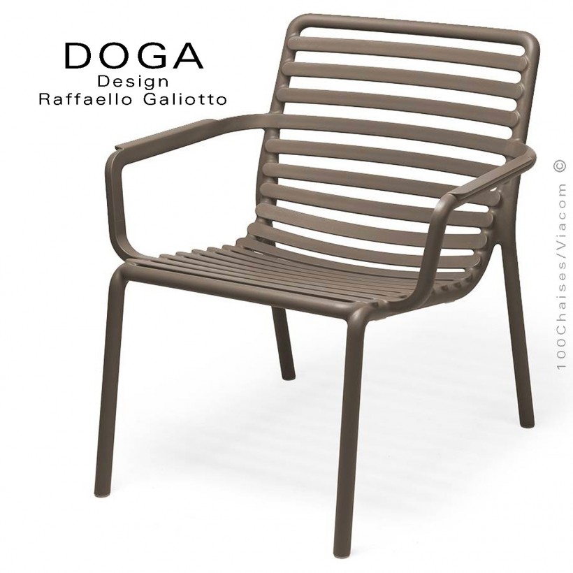 Fauteuil lounge design DOGA relax, structure et assise plastique monobloc couleur tabac.