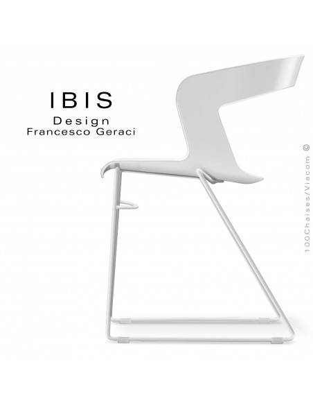 Chaise design IBIS, assise plastique blanc, piétement type luge peint blanc.