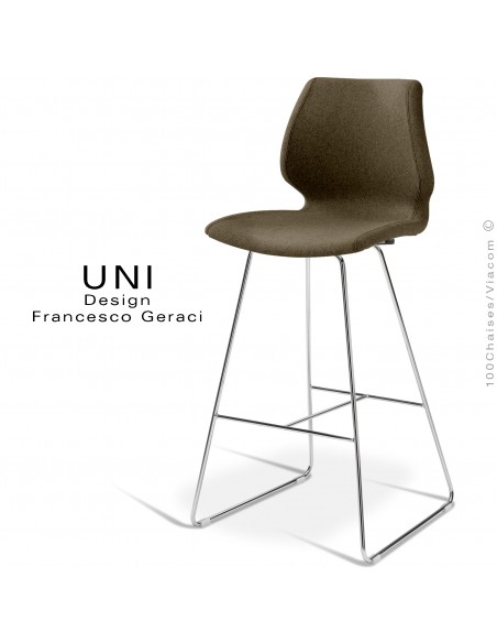 Tabouret UNI, piétement acier peint blanc, assise plastique effet matelassé, habillage tissu Medley couleur marron sombre.
