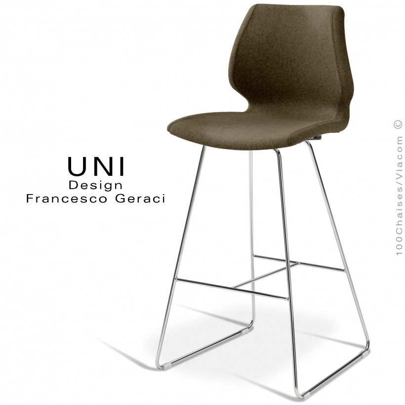 Tabouret UNI, piétement acier peint blanc, assise plastique effet matelassé, habillage tissu Medley couleur marron sombre.