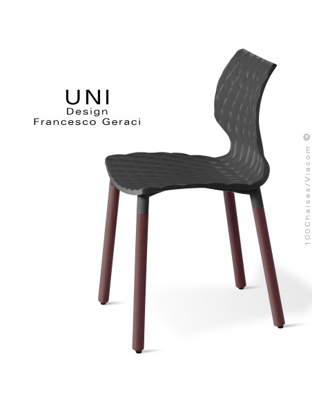 Chaise UNI, piétement bois de hêtre rond, vernis brun. Assise coque plastique effet matelassé couleur noire.