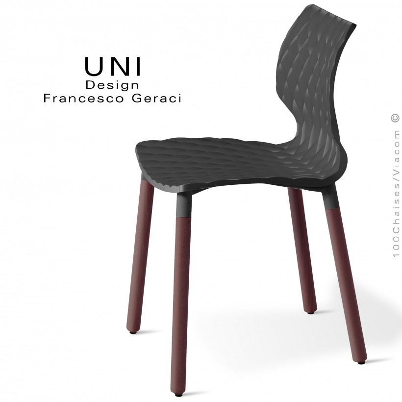 Chaise UNI, piétement bois de hêtre rond, vernis brun. Assise coque plastique effet matelassé couleur noire.